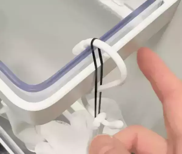 使うのは「100均のヘアゴム」だけ！　S字フックの落下を防ぐ『仕掛け』が目からウロコ