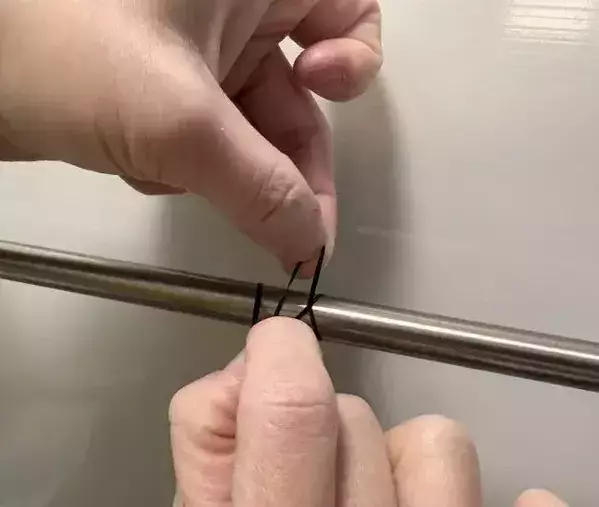 使うのは「100均のヘアゴム」だけ！　S字フックの落下を防ぐ『仕掛け』が目からウロコ