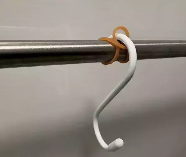 使うのは「100均のヘアゴム」だけ！　S字フックの落下を防ぐ『仕掛け』が目からウロコ