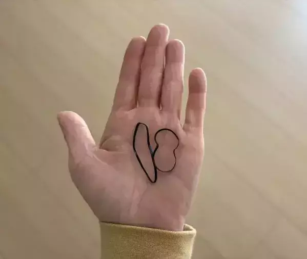 使うのは「100均のヘアゴム」だけ！　S字フックの落下を防ぐ『仕掛け』が目からウロコ