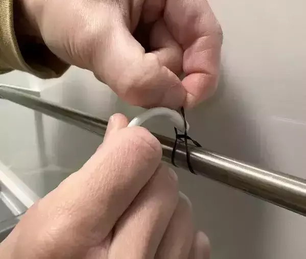 使うのは「100均のヘアゴム」だけ！　S字フックの落下を防ぐ『仕掛け』が目からウロコ