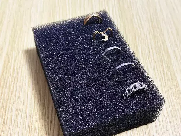 20分で完成！　食器用スポンジを使った『アクセサリー収納』の作り方