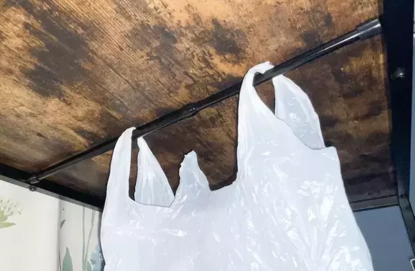 花粉シーズンのゴミ箱からティッシュがあふれる問題　『つっぱり棒』で潔くポリ袋を浮かせてみると？