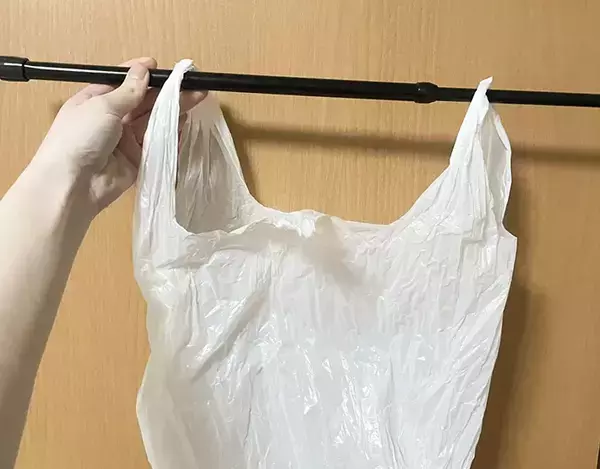 花粉シーズンのゴミ箱からティッシュがあふれる問題　『つっぱり棒』で潔くポリ袋を浮かせてみると？