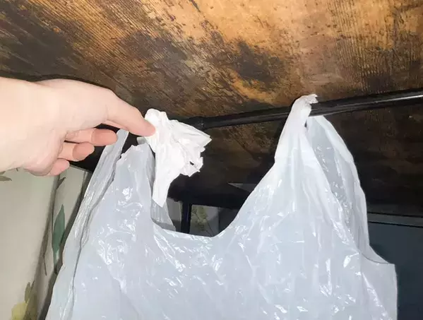 花粉シーズンのゴミ箱からティッシュがあふれる問題　『つっぱり棒』で潔くポリ袋を浮かせてみると？