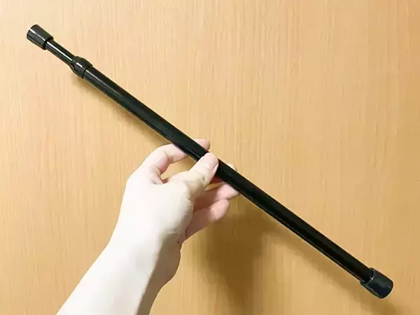 花粉シーズンのゴミ箱からティッシュがあふれる問題　『つっぱり棒』で潔くポリ袋を浮かせてみると？