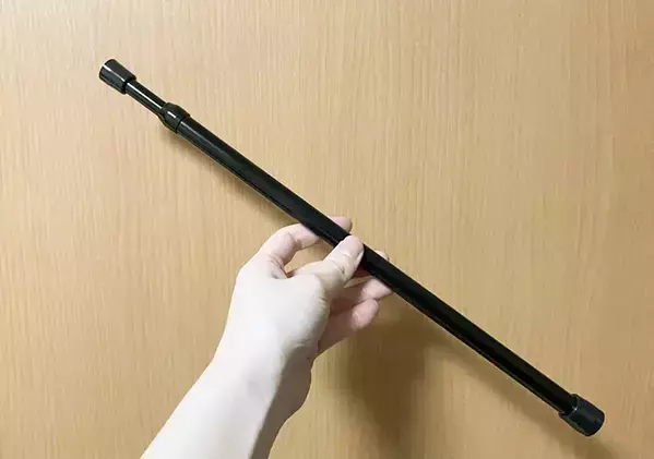 花粉シーズンのゴミ箱からティッシュがあふれる問題　『つっぱり棒』で潔くポリ袋を浮かせてみると？