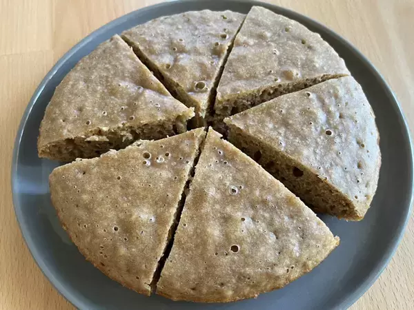 ホットケーキミックスに『2本』入れてみて！　簡単ケーキの“味つけ”に使ったのは…