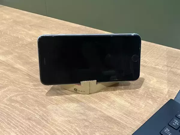 【0円DIY】飲み終わった後の“紙スリーブ”　スマホスタンドに再利用する手順