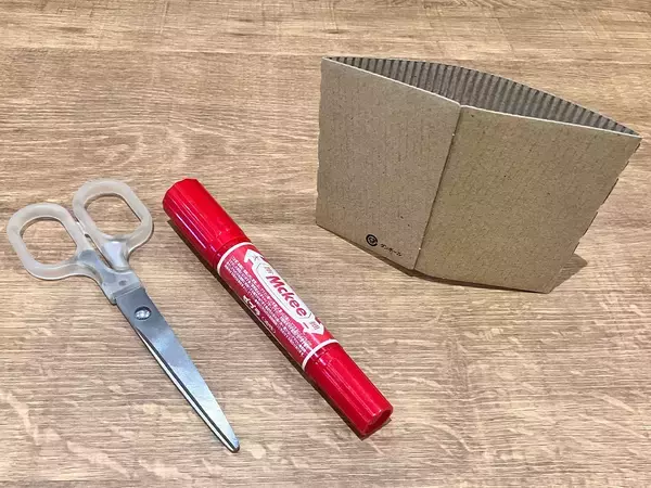 【0円DIY】飲み終わった後の“紙スリーブ”　スマホスタンドに再利用する手順