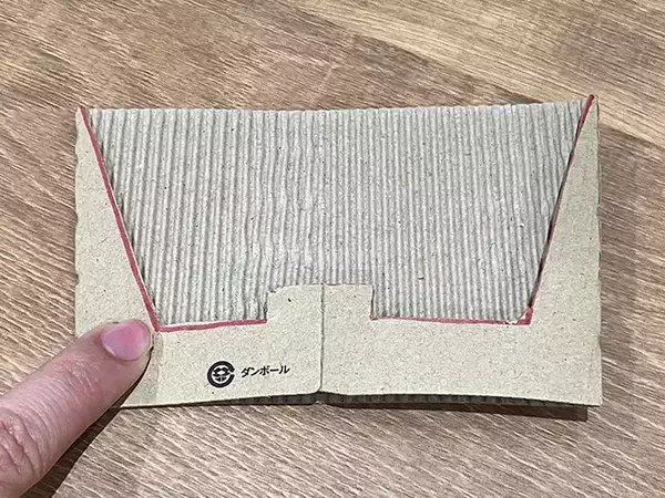【0円DIY】飲み終わった後の“紙スリーブ”　スマホスタンドに再利用する手順