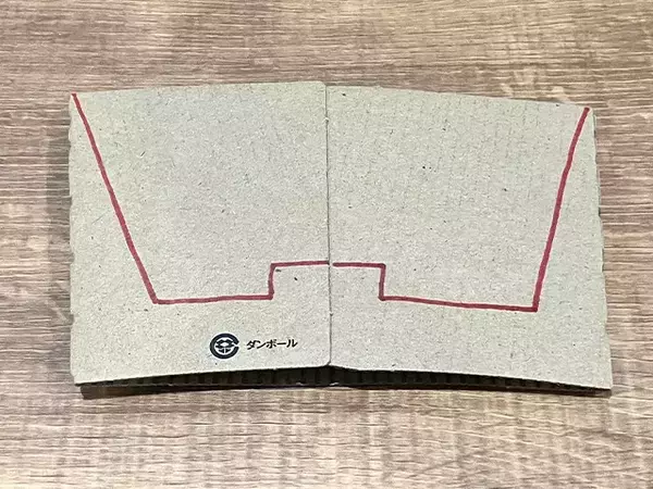 【0円DIY】飲み終わった後の“紙スリーブ”　スマホスタンドに再利用する手順