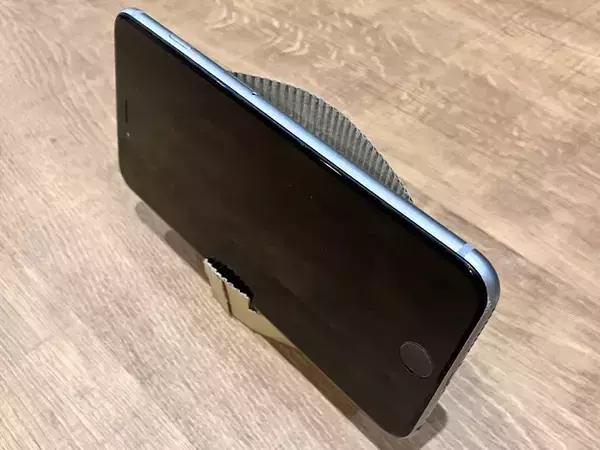 【0円DIY】飲み終わった後の“紙スリーブ”　スマホスタンドに再利用する手順
