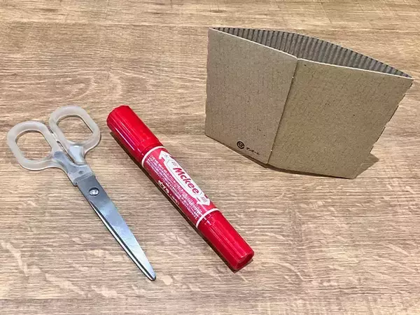 【0円DIY】飲み終わった後の“紙スリーブ”　スマホスタンドに再利用する手順