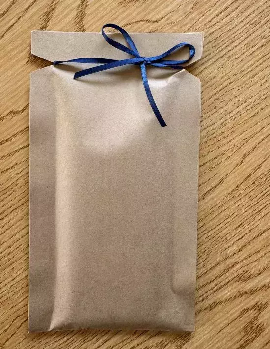 ラッピング袋に地味に悩んだ結果…　茶封筒を折ってみたら『想像以上』と実感した理由