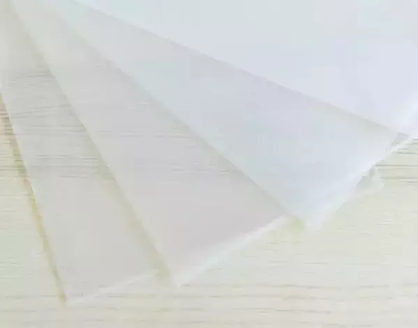 「余ったクリアファイルが活躍」　キッチンの隙間を生かす収納術に「感動した」【収納術4選】