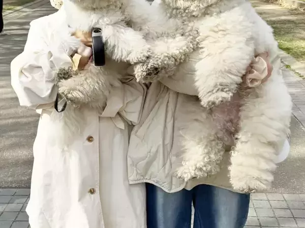 愛犬を抱っこして撮っただけなのに…　まさかの光景に「目を疑ったわ」「それにしか見えない」