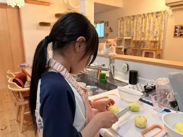 「包丁を使う時は猫の手やぞ」 母の日に料理をする女の子、手元をじっと見ていたのは？