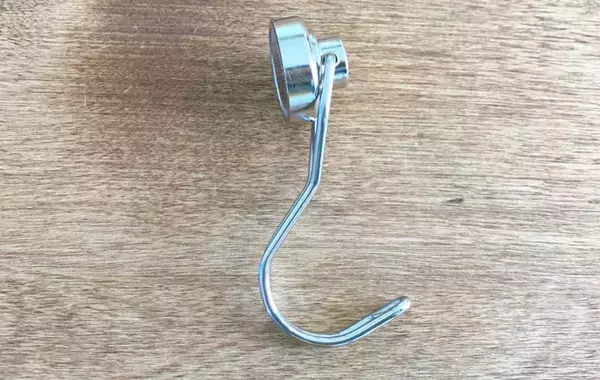 今まで使わずに後悔！　ダイソー『磁石フック』の活用法に「いっぱい干せた」