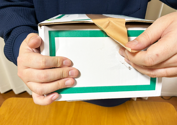 【10秒でできる】　爪を使わずにダンボールを開封できる『時短技』に「労力も時間も半減できた！」