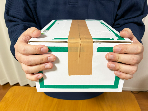 【10秒でできる】　爪を使わずにダンボールを開封できる『時短技』に「労力も時間も半減できた！」