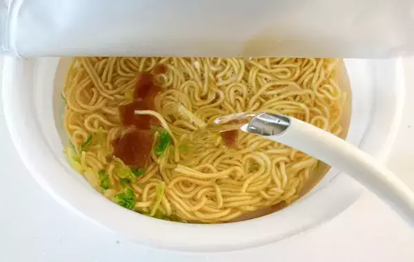 【衝撃アレンジ】U.F.Oにモヤシ1袋をドボン！　日清公式のレシピに「あっという間に完食」