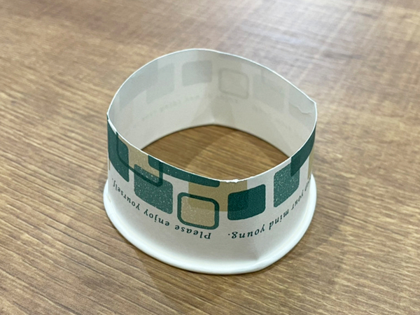 紙コップを『もう1個』足すだけ　手が当たった時のドキドキを解消する裏技