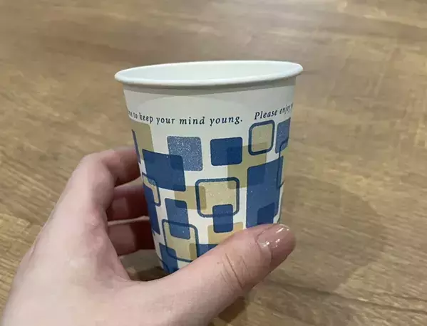 紙コップを『もう1個』足すだけ　手が当たった時のドキドキを解消する裏技