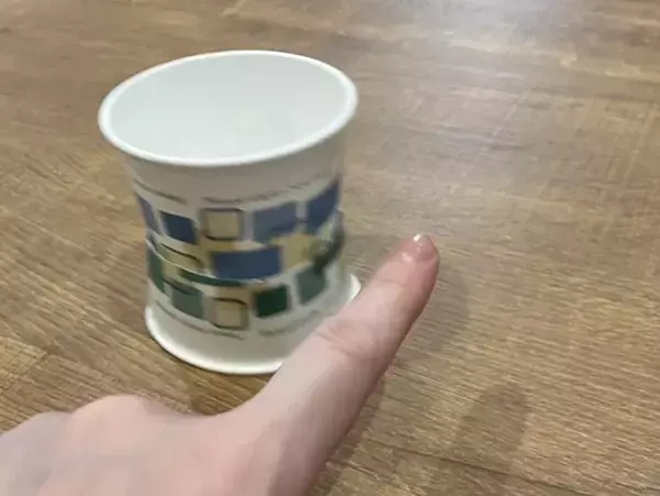 紙コップを『もう1個』足すだけ　手が当たった時のドキドキを解消する裏技