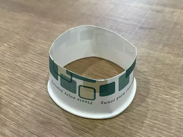 紙コップを『もう1個』足すだけ　手が当たった時のドキドキを解消する裏技