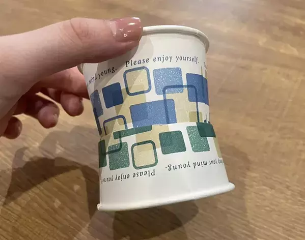 紙コップを『もう1個』足すだけ　手が当たった時のドキドキを解消する裏技