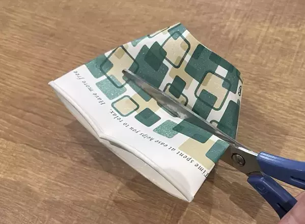 紙コップを『もう1個』足すだけ　手が当たった時のドキドキを解消する裏技