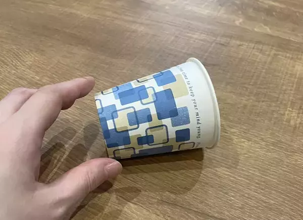 紙コップを『もう1個』足すだけ　手が当たった時のドキドキを解消する裏技