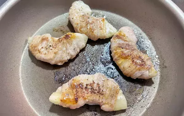 豚肉を巻いてみて！　甘じょっぱさがクセになる時短おかずに「夫が一口食べて大絶賛」