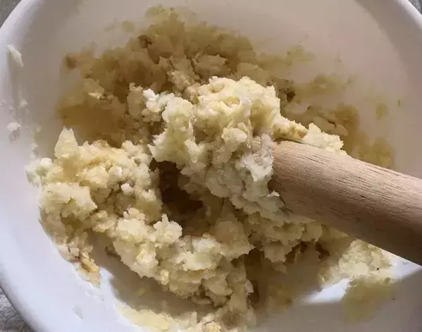 ジャガイモはもう茹でません！　手間のかかるポテトサラダ作りを一変させた方法