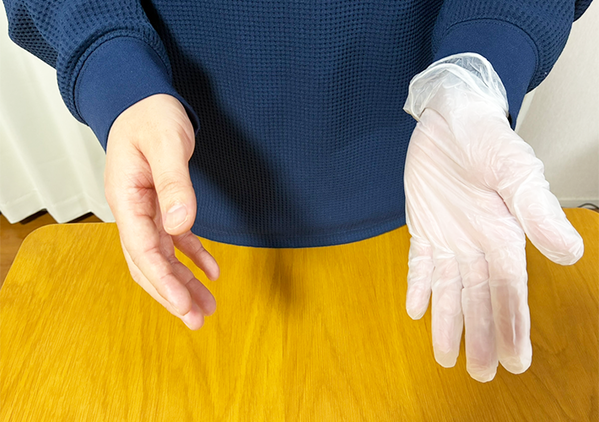 汚れた面を触らず解決！　自衛隊が教える【裏返った手袋】を衛生的にはめ直すテクニック