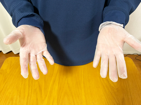 汚れた面を触らず解決！　自衛隊が教える【裏返った手袋】を衛生的にはめ直すテクニック