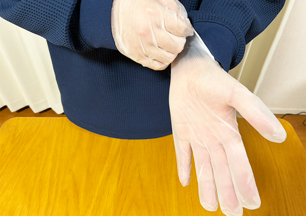 汚れた面を触らず解決！　自衛隊が教える【裏返った手袋】を衛生的にはめ直すテクニック