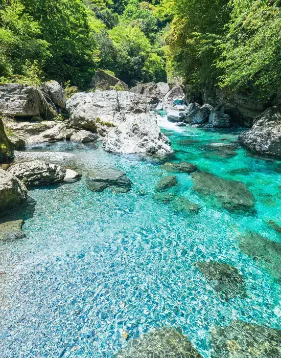 渓谷の水面を撮影したら？　見え方が変わる不思議な光景に「絶句」