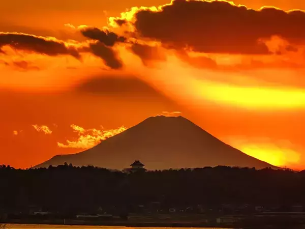 「美しいです！」　夕日に染まる富士山をよく見ると…現れた『不思議な現象』が