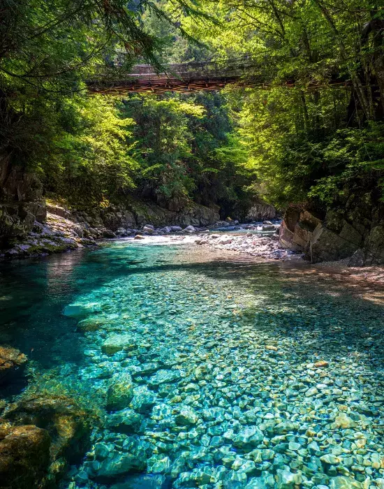 長野の山奥に実在する『宝石の渓谷』　写真家が捉えた水面の様子に「本当にきれい」「絶対行きたい」