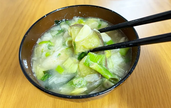 インスタントみそ汁に足すだけ　投入した『2つの材料』に、妻が「まろやかでおいしい！」【アレンジレシピ】