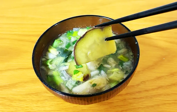 インスタントみそ汁に足すだけ　投入した『2つの材料』に、妻が「まろやかでおいしい！」【アレンジレシピ】