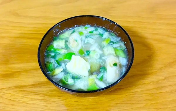 インスタントみそ汁に足すだけ　投入した『2つの材料』に、妻が「まろやかでおいしい！」【アレンジレシピ】