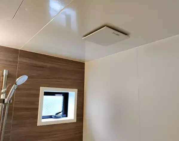 換気扇だけじゃ足りない！　浴室カビの正しい予防法に「勘違いしてた」「改めます」【掃除テク4選】