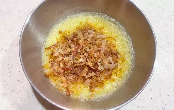 【時短】だし巻き玉子はもう出汁とらない！　卵液にバサッと入れるだけで「お店の味じゃん！」