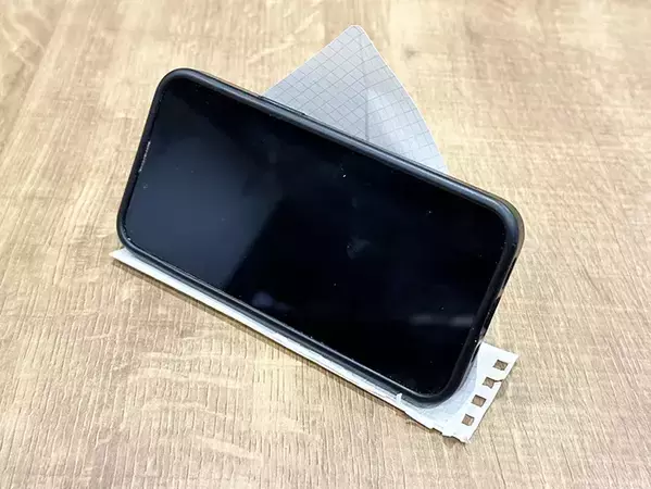 スマホスタンドが欲しいと思った時に！　紙1枚で実践できるライフハックに「目からウロコ」