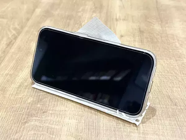 スマホスタンドが欲しいと思った時に！　紙1枚で実践できるライフハックに「目からウロコ」