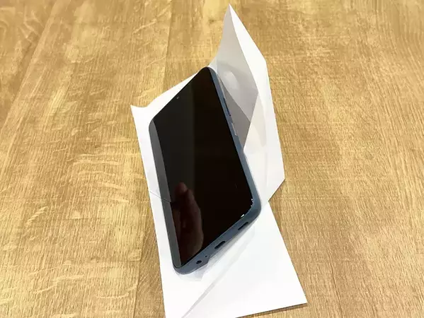 スマホスタンドが欲しいと思った時に！　紙1枚で実践できるライフハックに「目からウロコ」