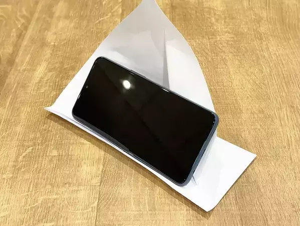 スマホスタンドが欲しいと思った時に！　紙1枚で実践できるライフハックに「目からウロコ」